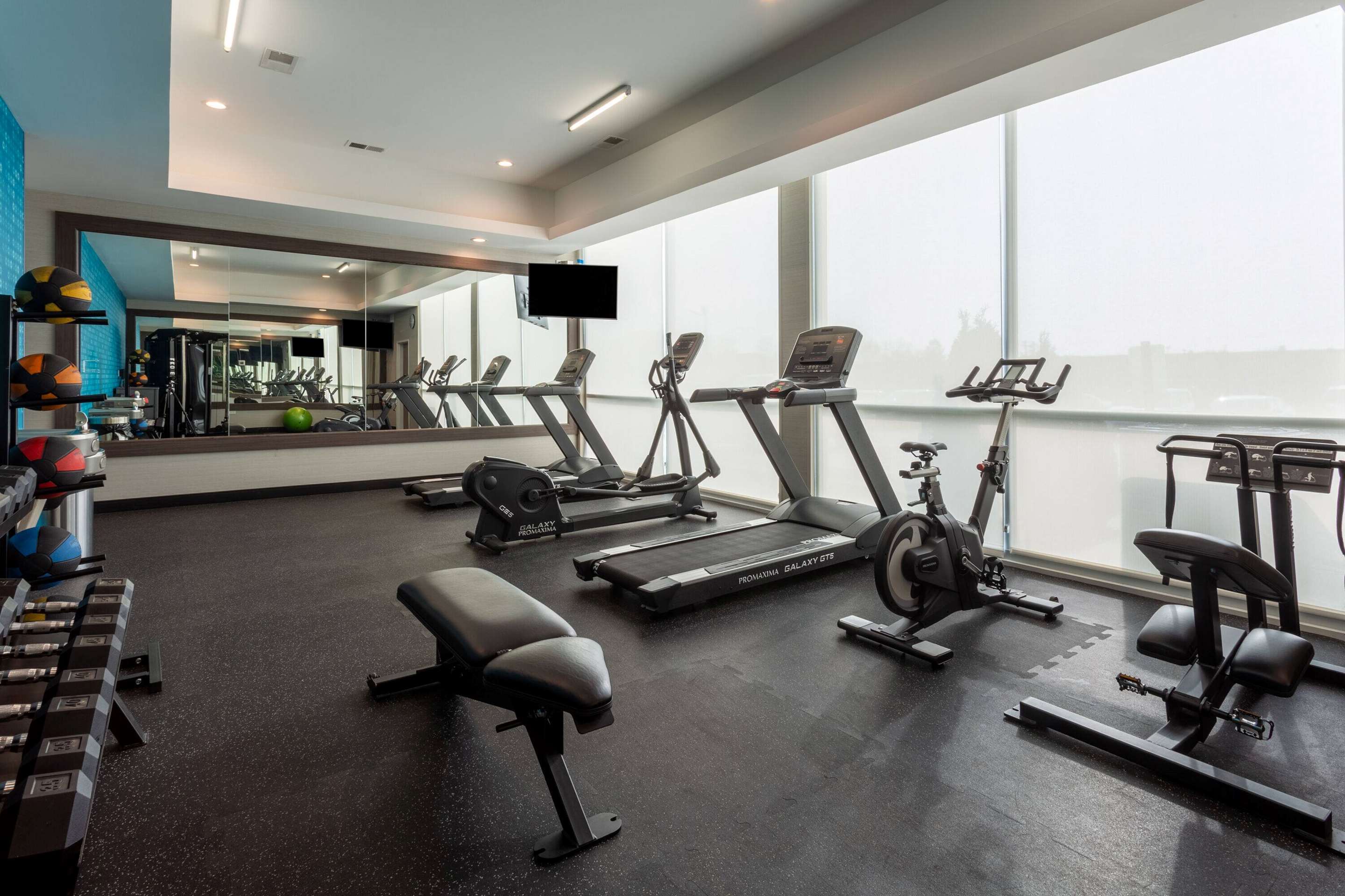 Health club fitness center gym | La Quinta Inn & Suites by Wyndham Shorewood