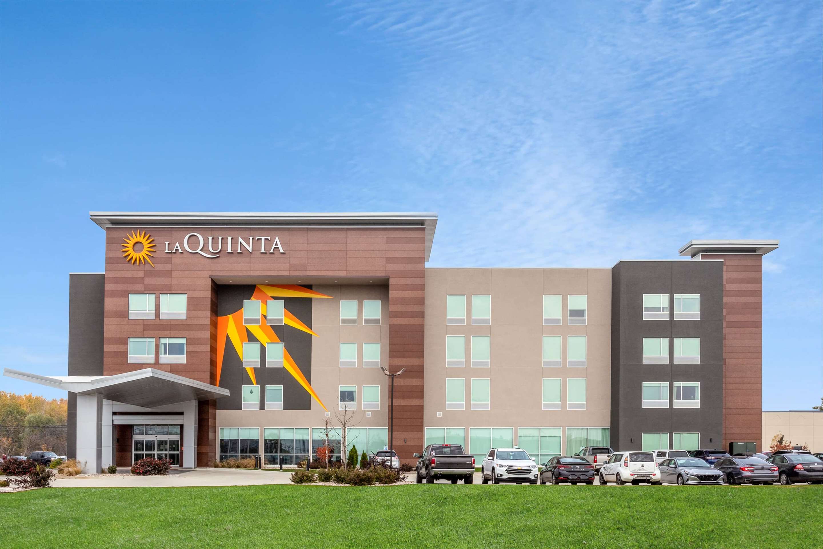 Exterior | La Quinta Inn & Suites by Wyndham Shorewood