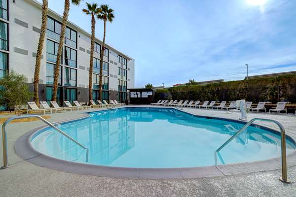 Pool - DoubleTree by Hilton Palmdale - CA 14, Exit 35