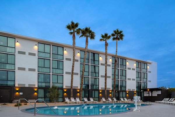 Pool - DoubleTree by Hilton Palmdale - CA 14, Exit 35
