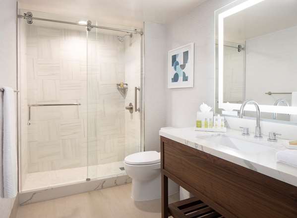  - Hilton Santa Monica Hotel & Suites