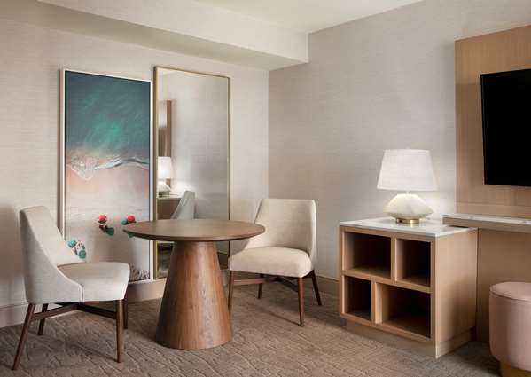  - Hilton Santa Monica Hotel & Suites