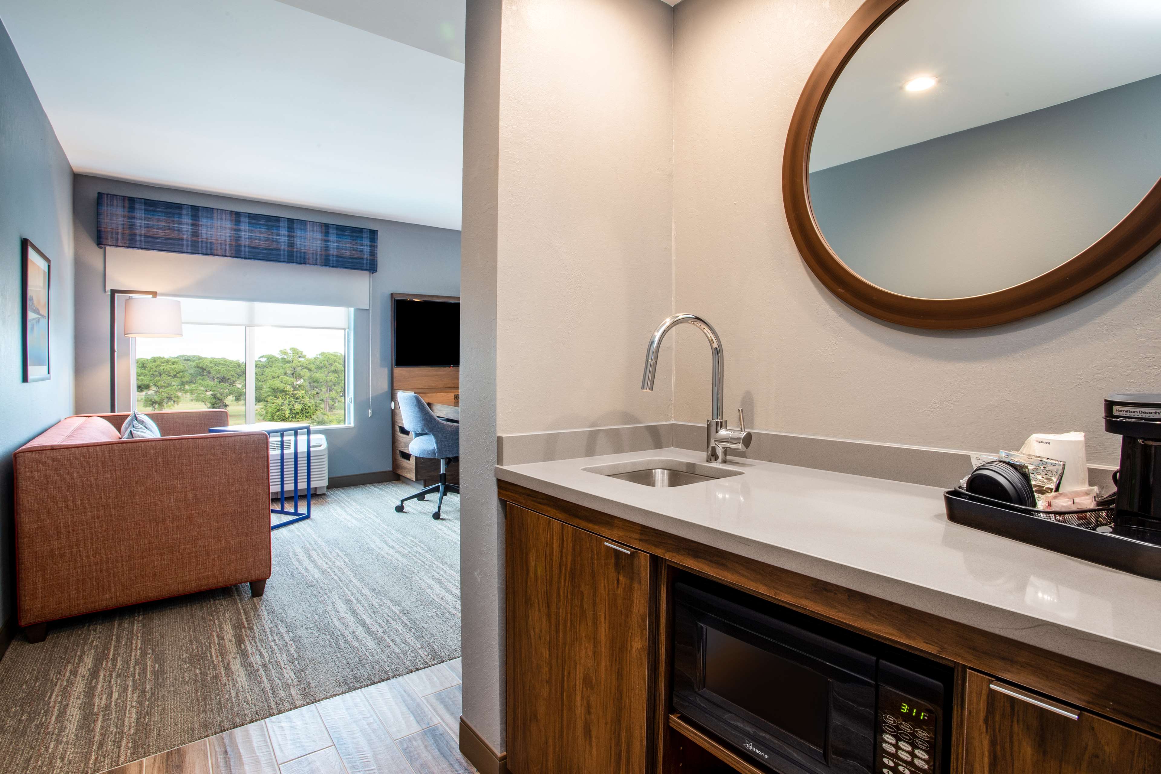 Hampton Inn & Suites North Port, FL Room Type - 1KN STDO MIC FRIDG WTBR NS