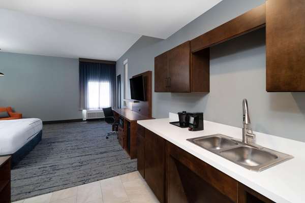  - La Quinta Inn & Suites East Louisville