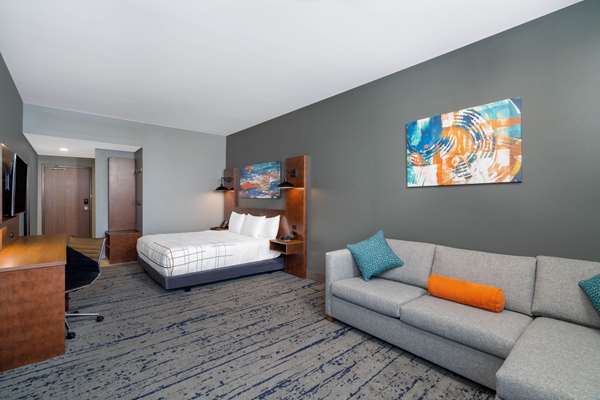  - La Quinta Inn & Suites East Louisville