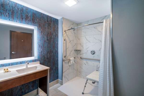  - La Quinta Inn & Suites East Louisville