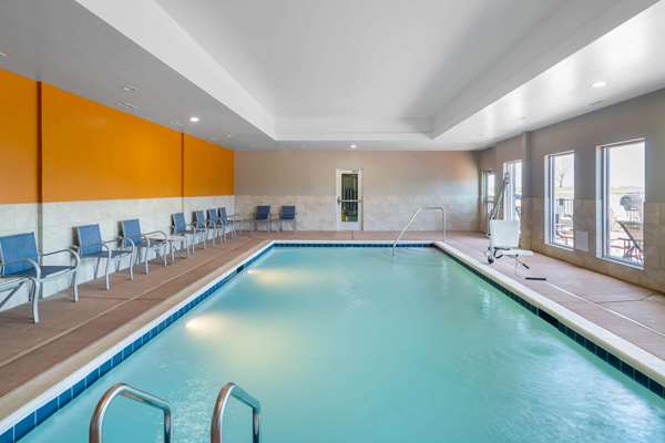 Pool - La Quinta Inn & Suites East Louisville