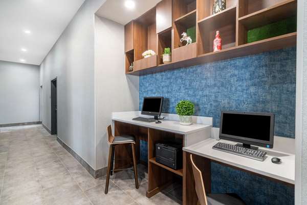 Conference Area - La Quinta Inn & Suites East Louisville