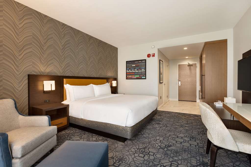 Hilton Alpharetta Atlanta Room Type - 1 KING EXECUTIVE FL ACCESS