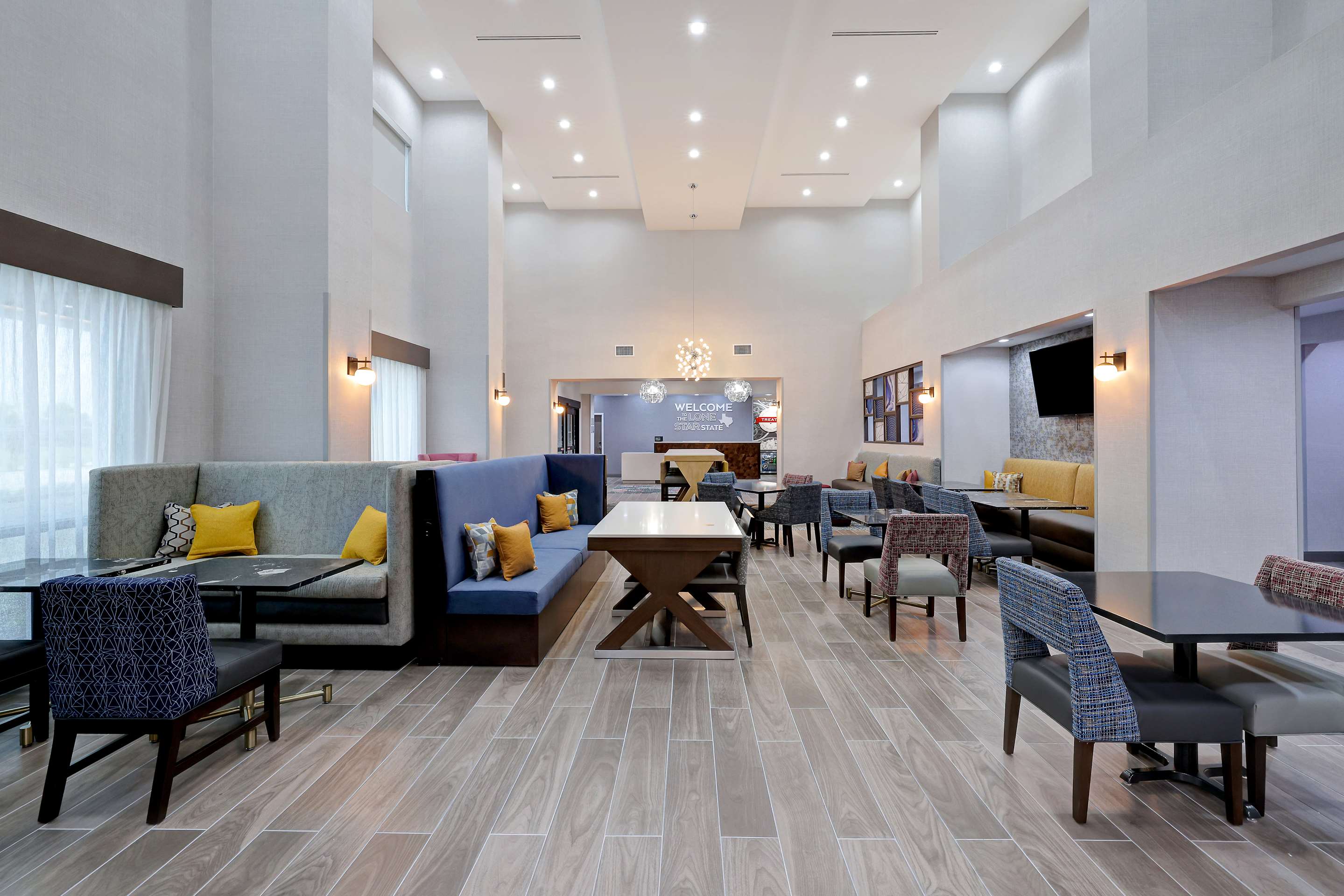 Breakfast Area | Hampton Inn & Suites Houston East Beltway 8, Tx