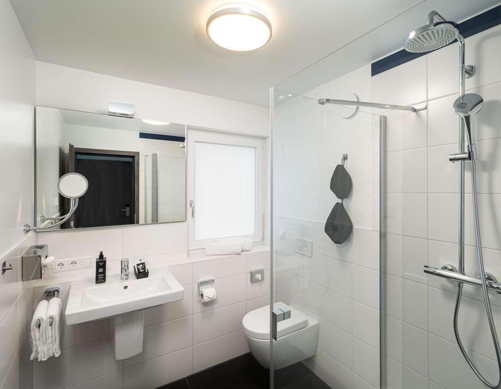 ANA LIVING KARLSRUHE-guestroom-Guest Room,Bathroom,On-Site.jpg