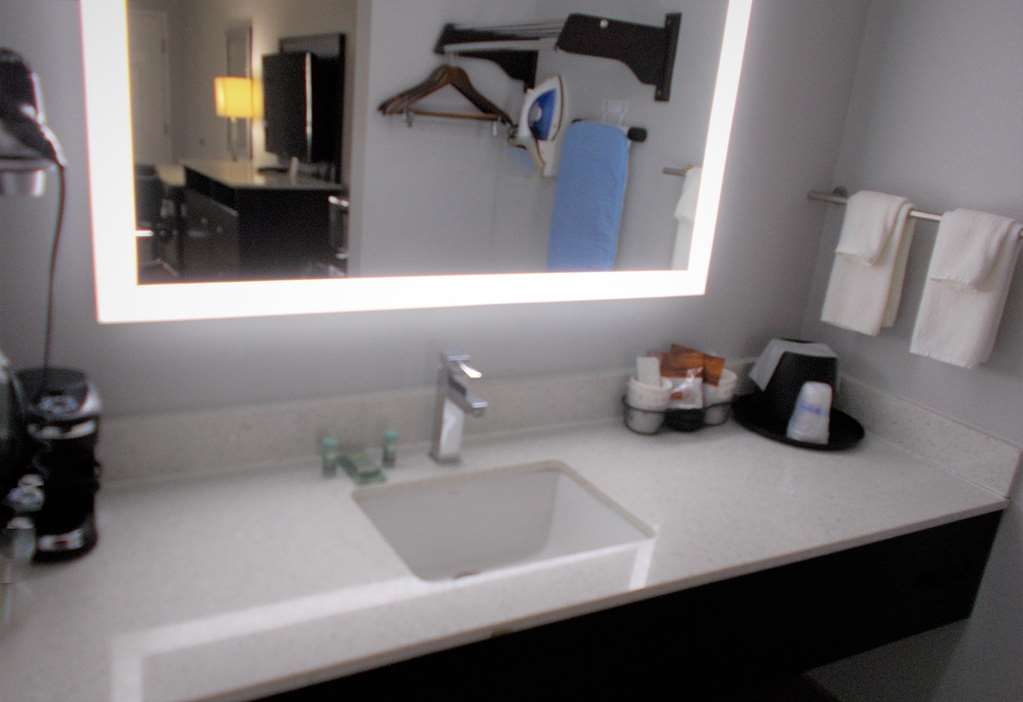 SureStay by Best Western Richland-guestroom-Guest Room,Bathroom,On-Site.jpg