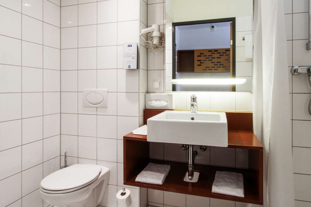 KYRIAD VIENNA ALTMANNSDORF-guestroom-Guest Room,Bathroom,On-Site.jpg