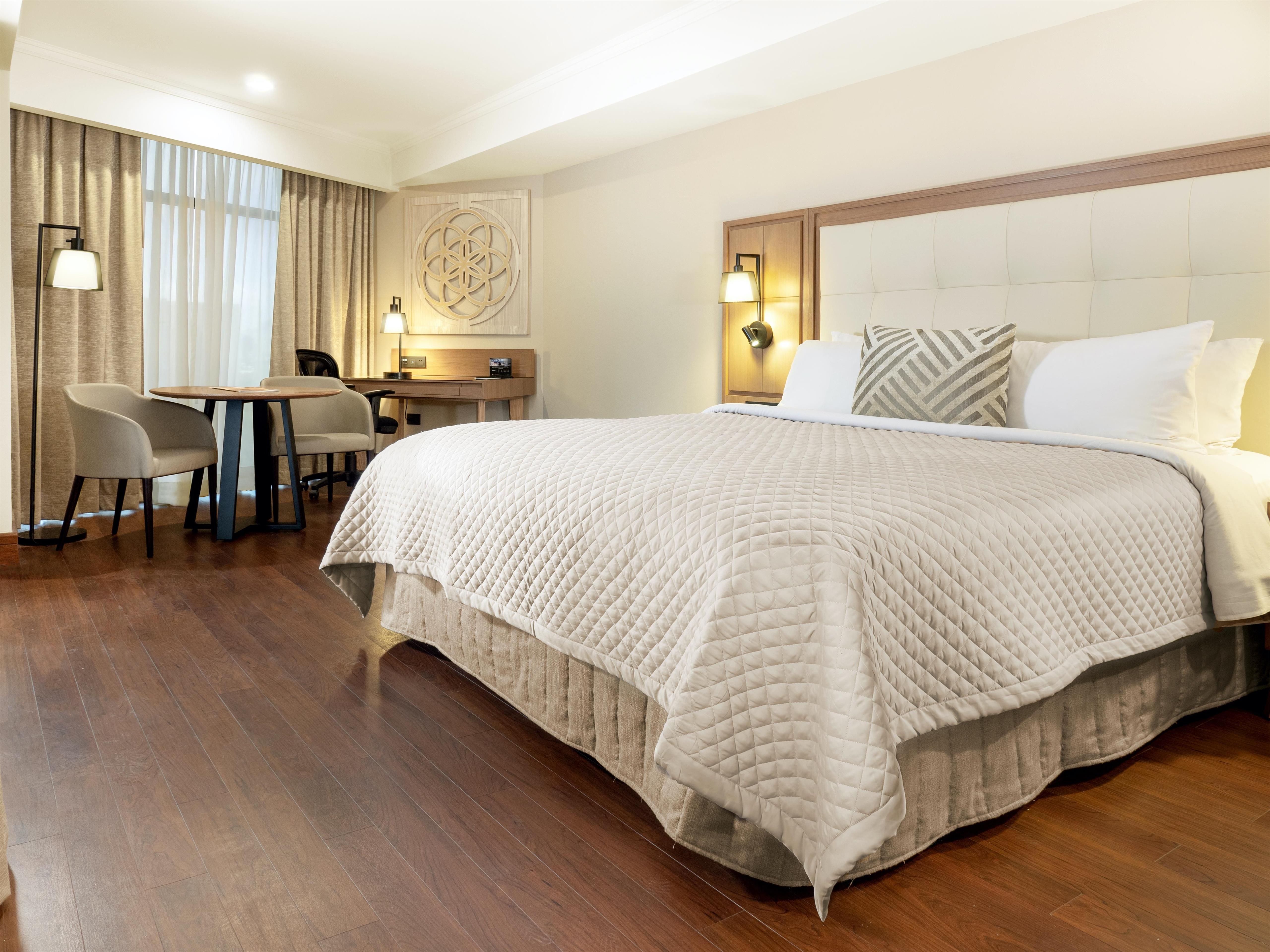 MS Milenium Monterrey, Curio Collection by Hilton Room Type - 1 KING SUPERIOR BALCONY
