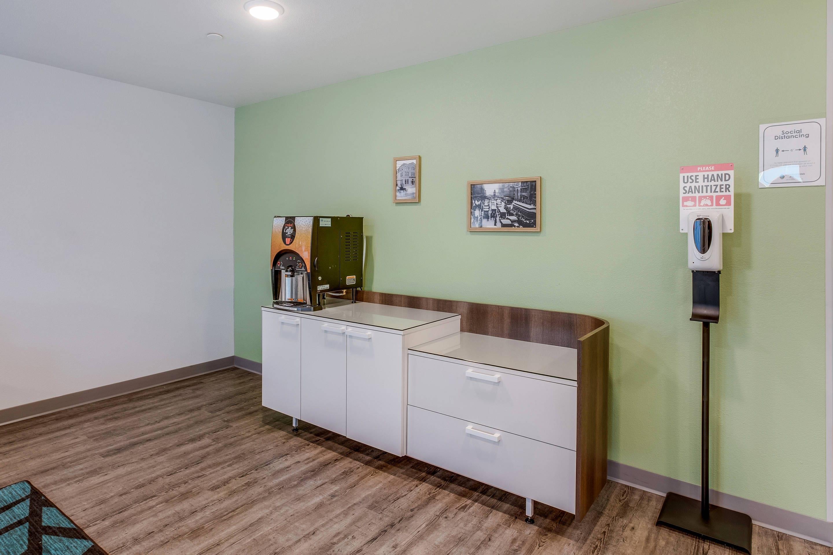 Hotel lobby | WoodSpring Suites Detroit Farmington Hills