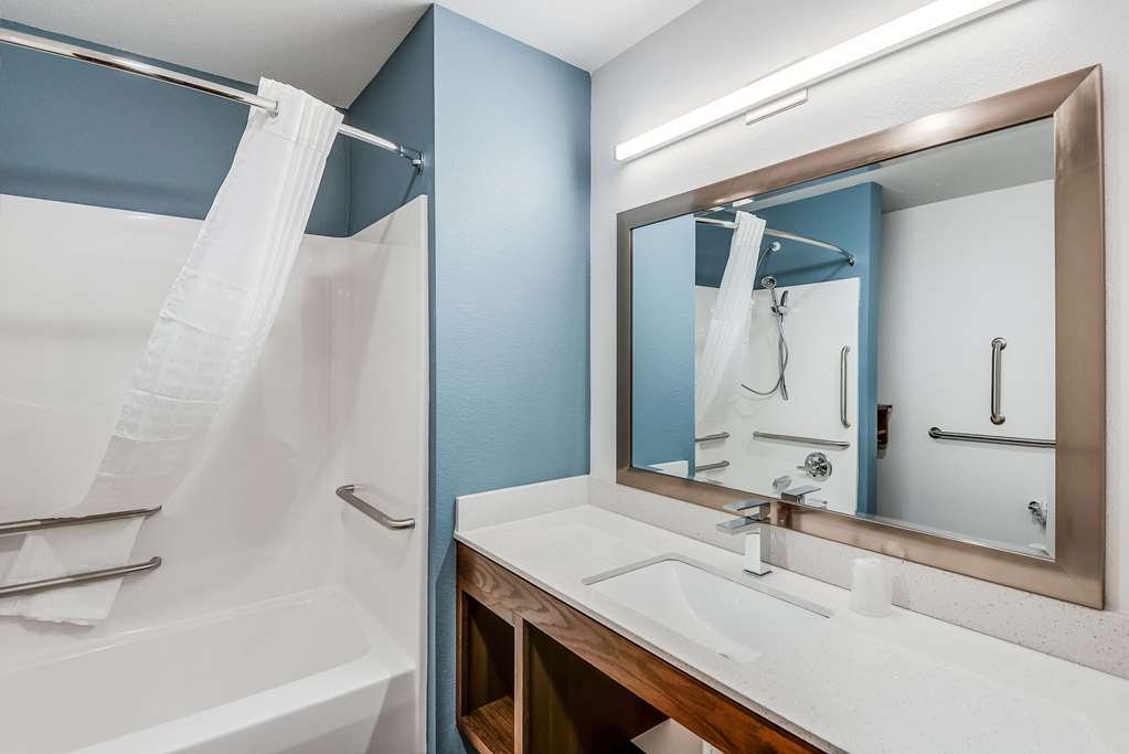 WOODSPRING SUITES WEST DES MOINES-guestroom-Guest Room,On-Site.jpg