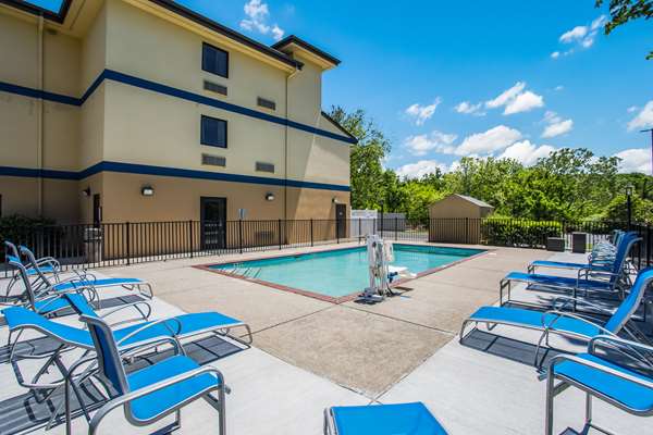 Pool - Clarion Pointe Hotel Franklin - I-65, Exit 65