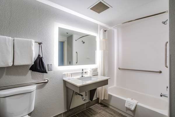  - Clarion Pointe Hotel Franklin - I-65, Exit 65