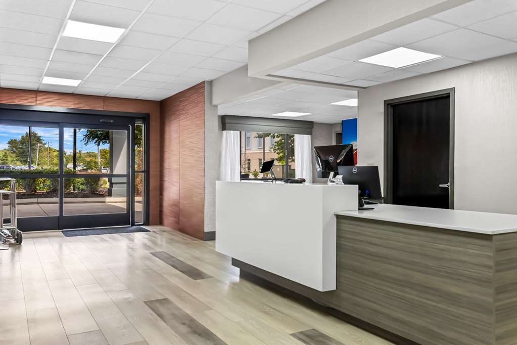 Clarion Pointe Hotel
