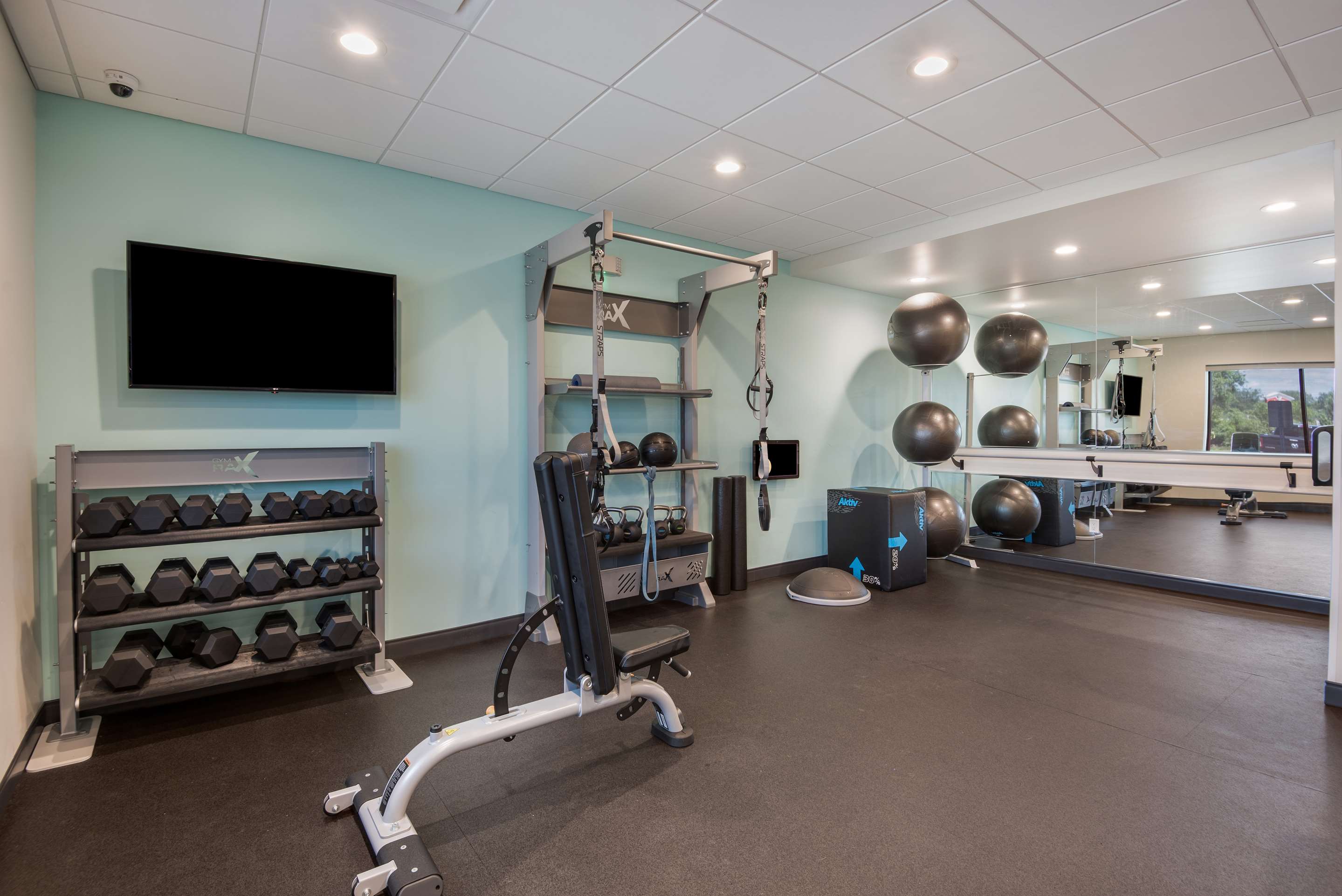 Health club fitness center gym | Tru by Hilton Warsaw