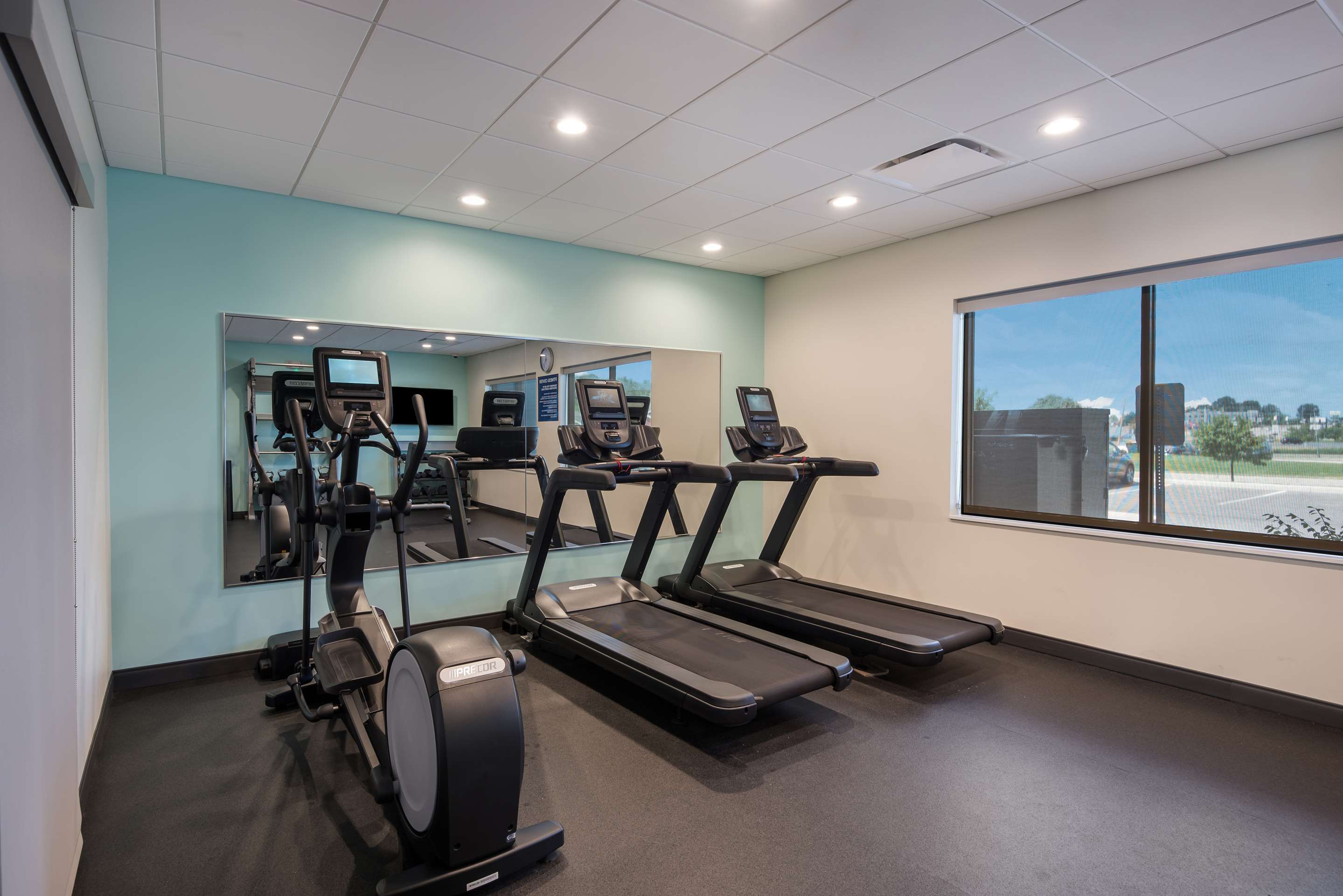 Health club fitness center gym | Tru by Hilton Warsaw
