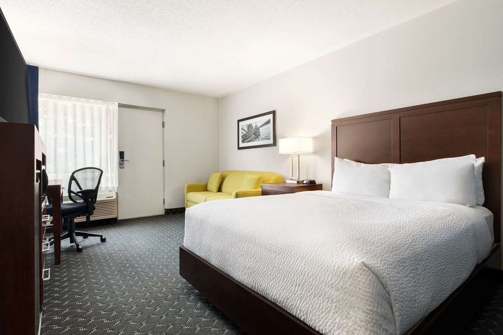 Days Inn by Wyndham Sarnia Harbourfront - Tap to explore photos