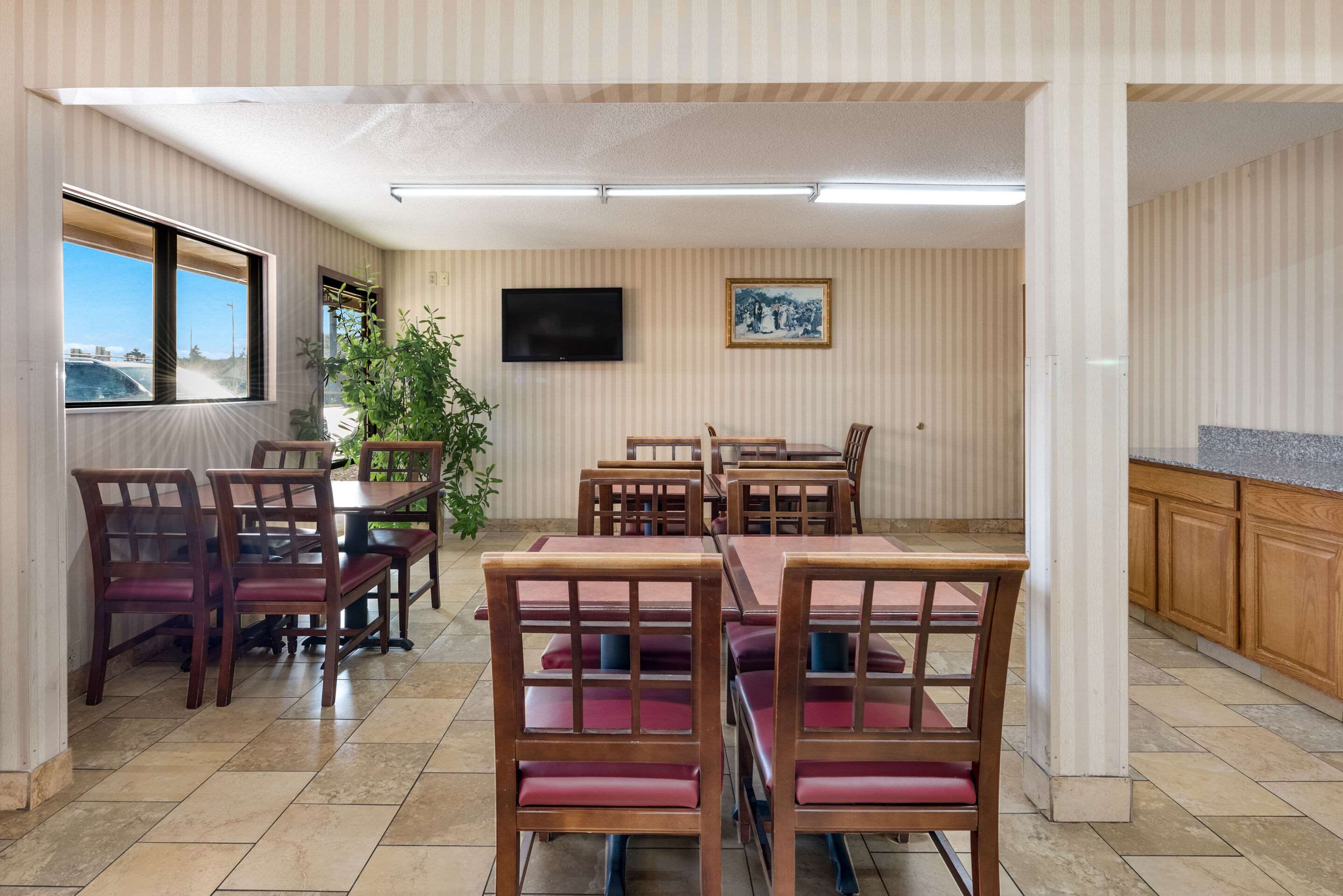 Enjoy breakfast in this seating area | Rodeway Inn