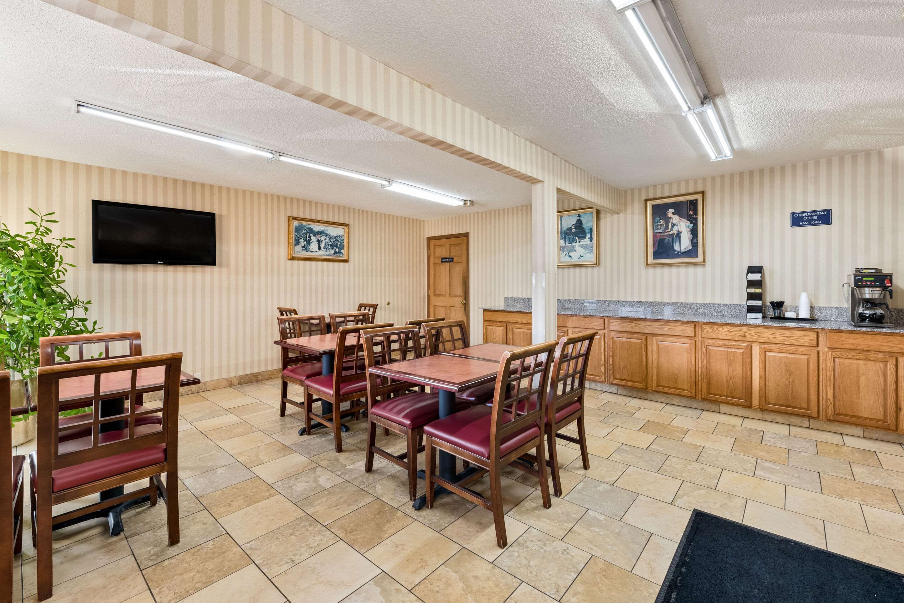 Breakfast area | Rodeway Inn