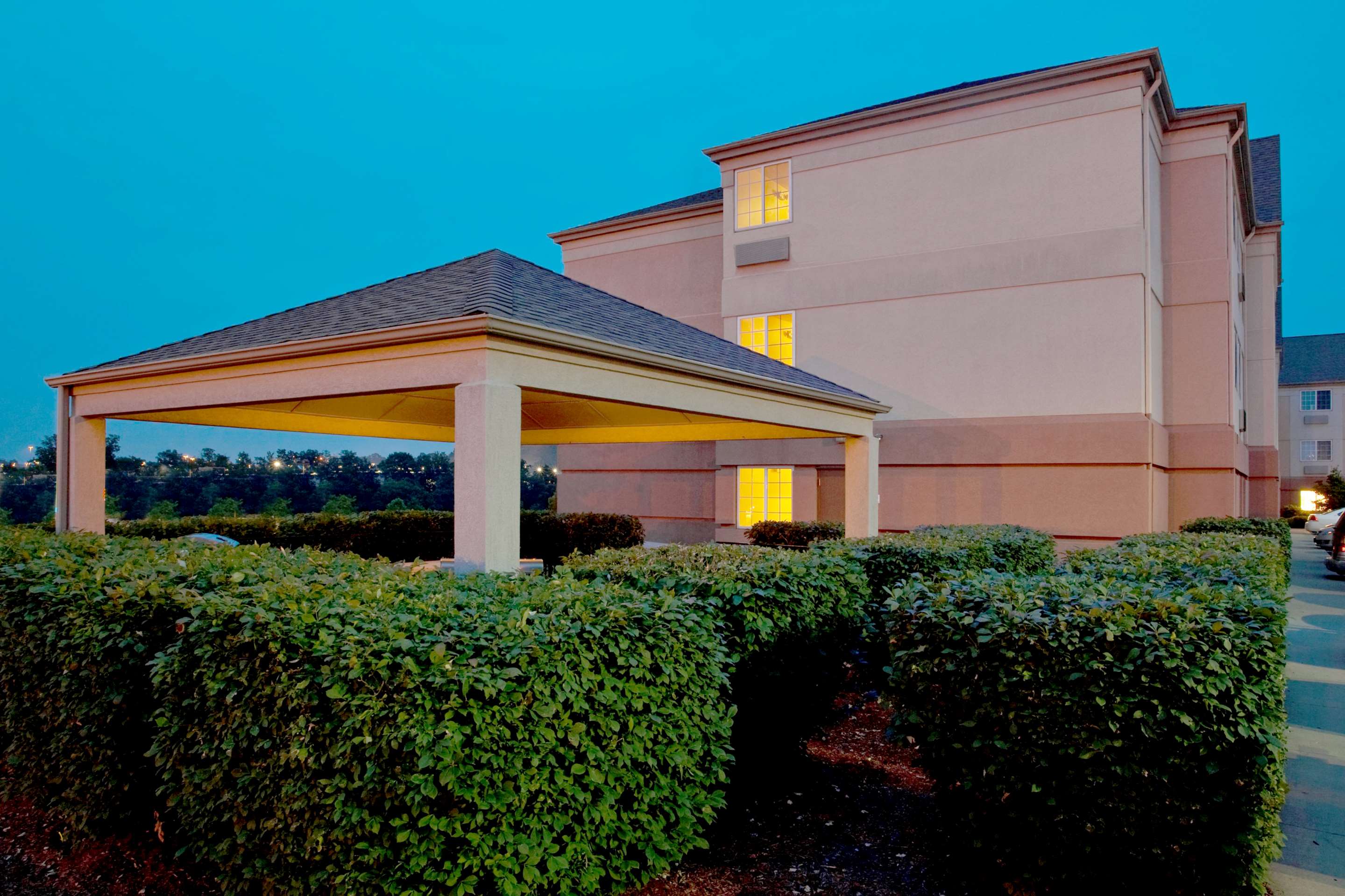 Exterior | Sonesta Simply Suites Pittsburgh Airport