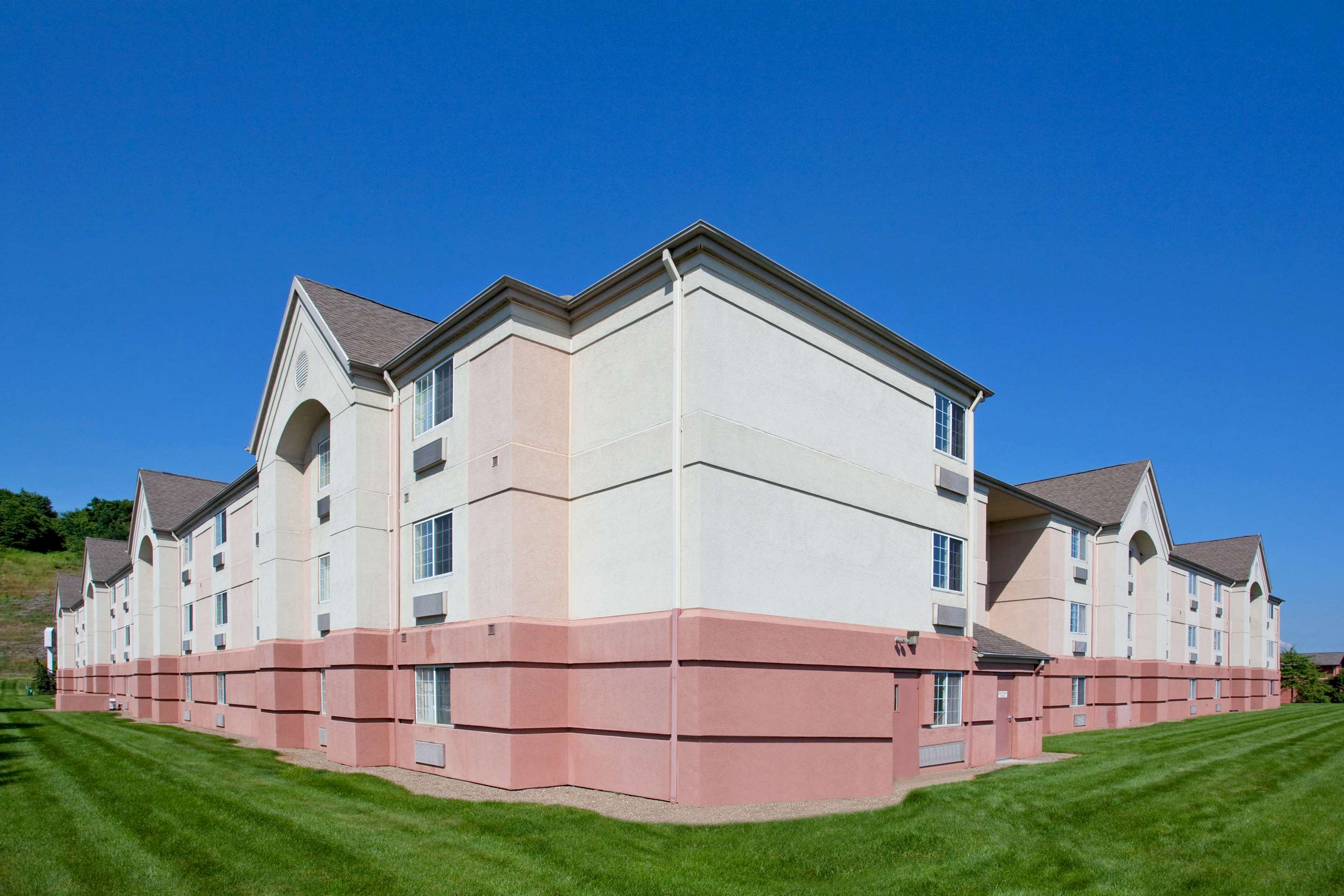 ExteriorSide | Sonesta Simply Suites Pittsburgh Airport