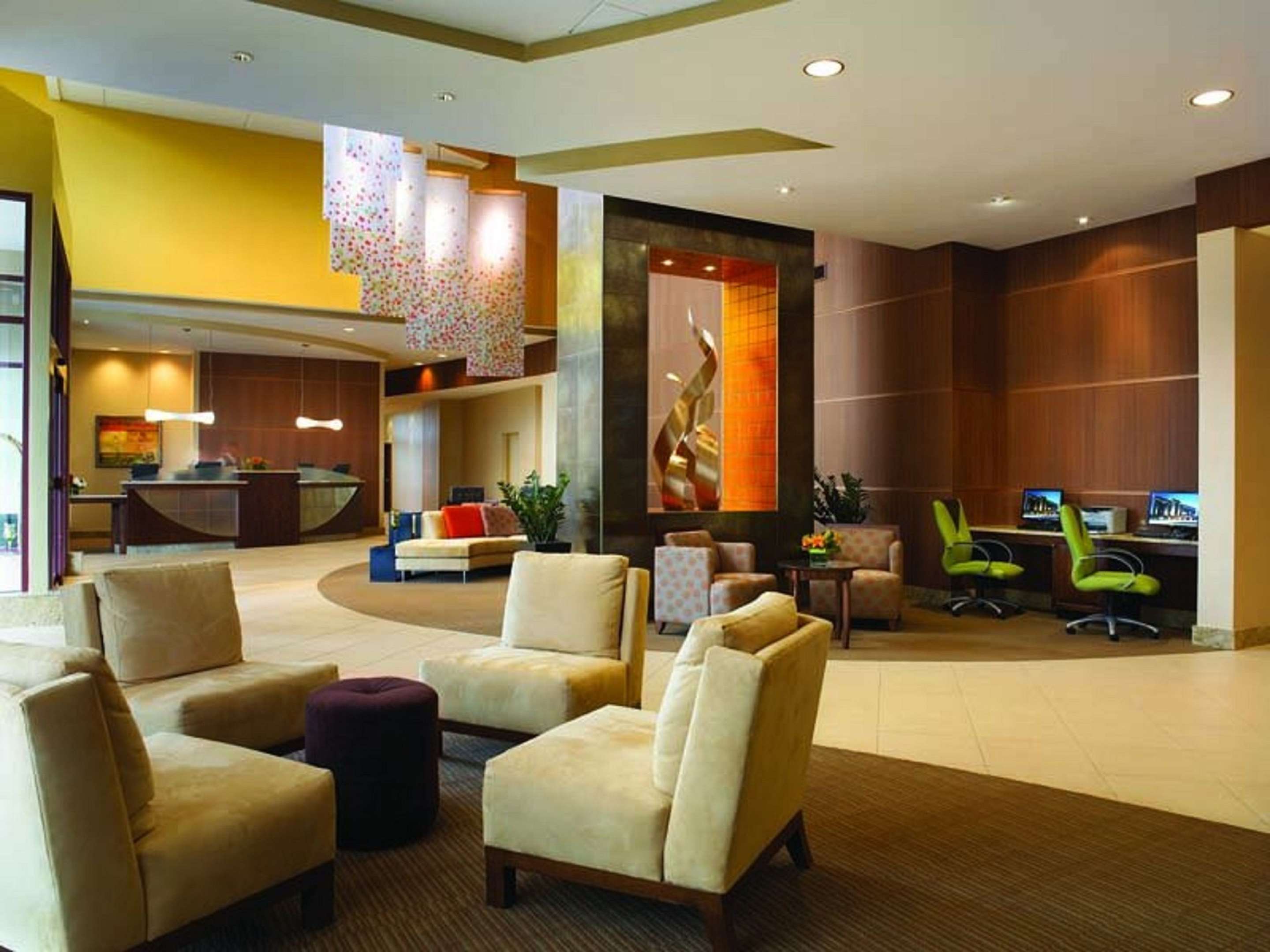 Lobby Seating | Sonesta Milwaukee West Wauwatosa