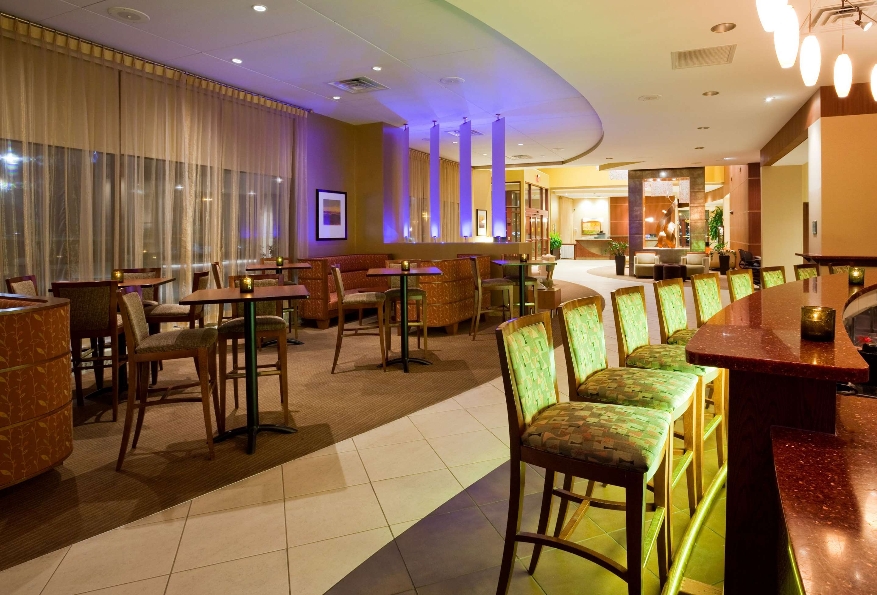 Lounge Bar Happy Hour | Sonesta Milwaukee West Wauwatosa