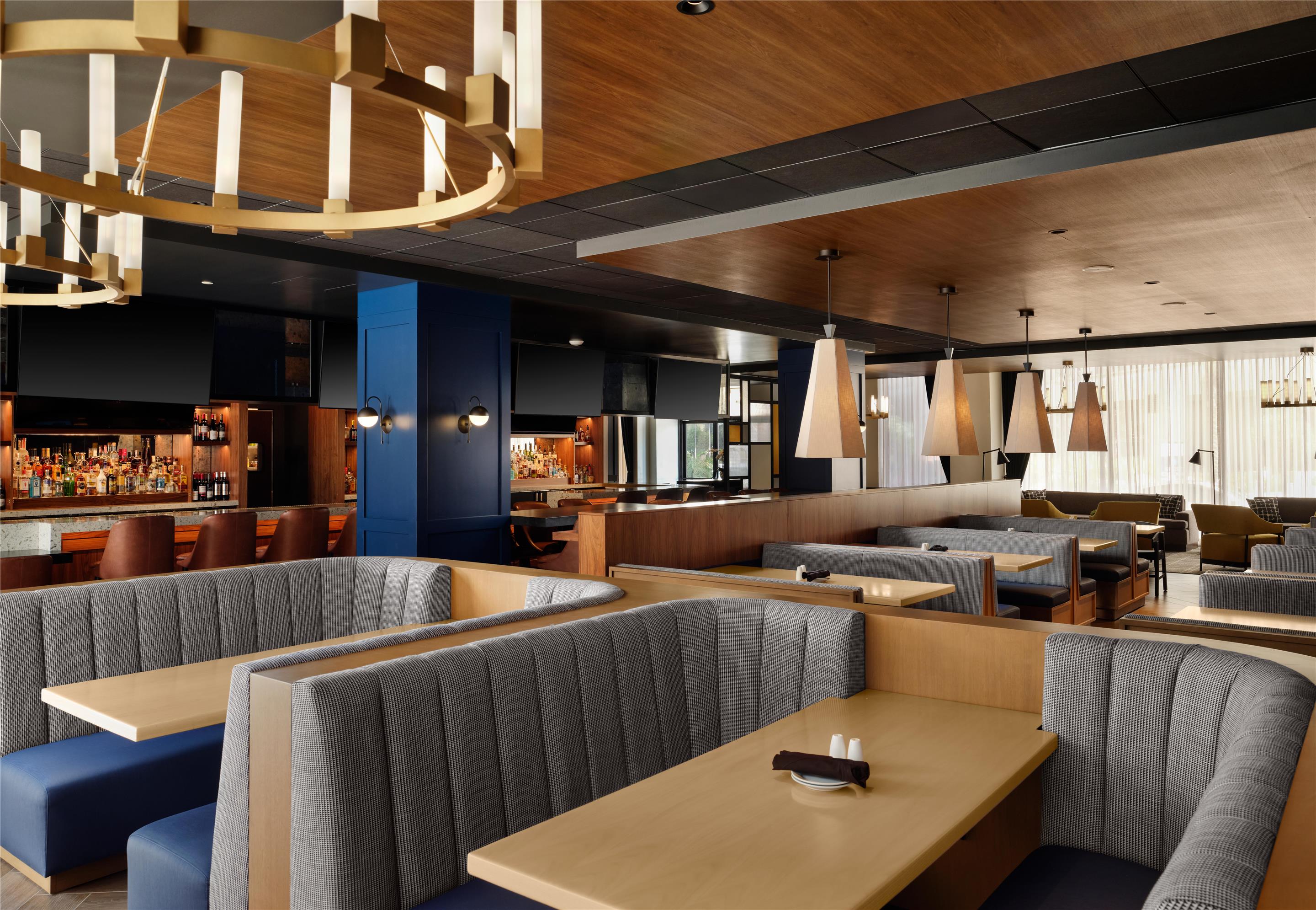 Century Taproom | Crowne Plaza Los Angeles Airport
