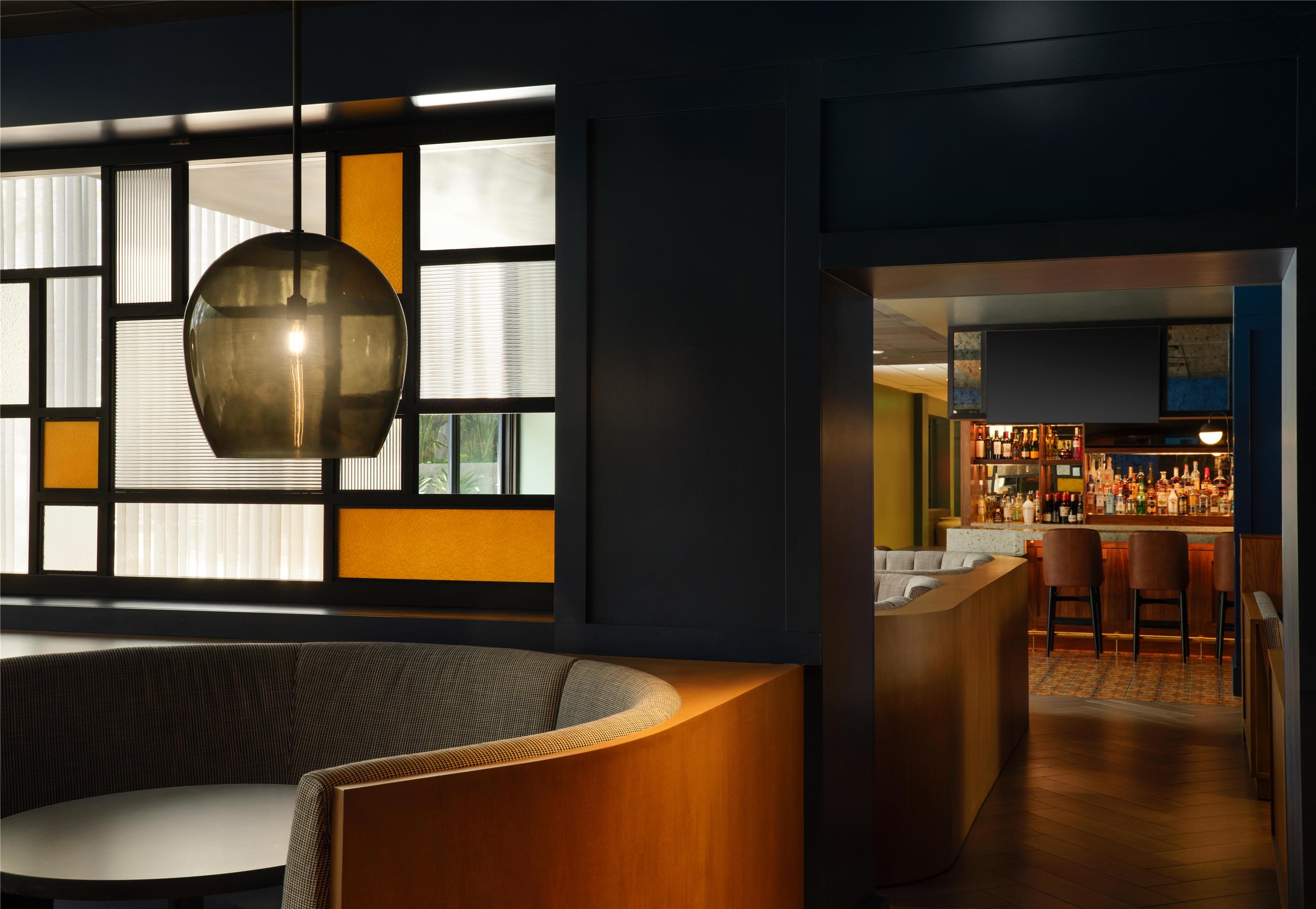 Century Taproom | Crowne Plaza Los Angeles Airport