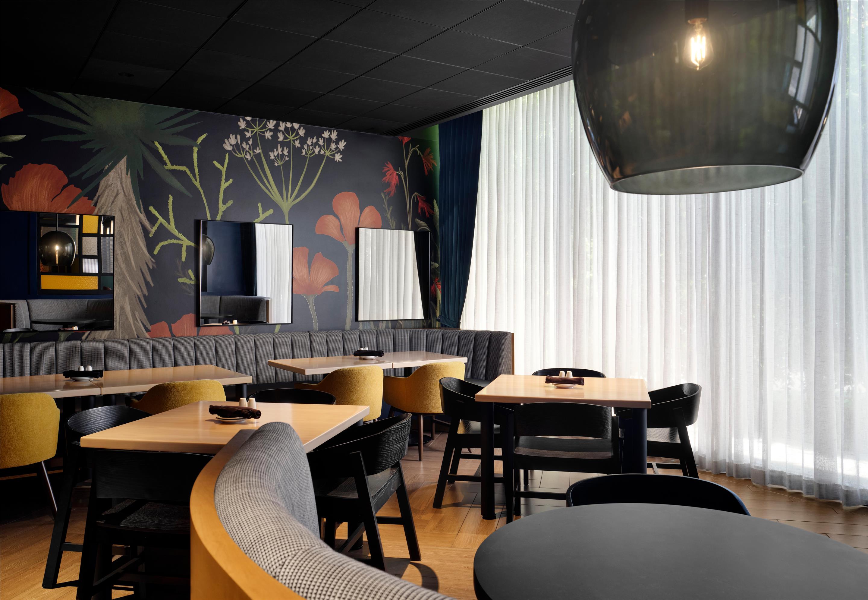 Century Taproom | Crowne Plaza Los Angeles Airport