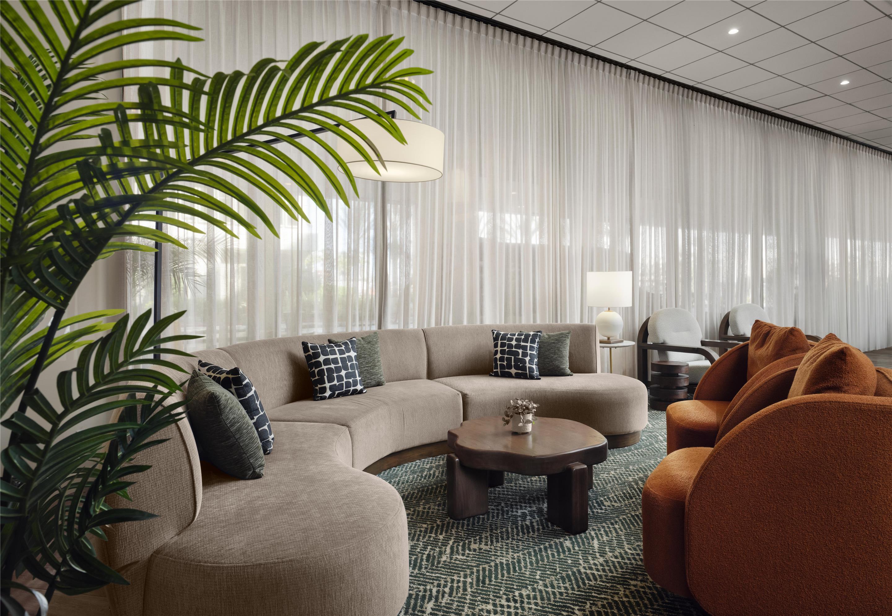 Lobby Seating Area | Crowne Plaza Los Angeles Airport