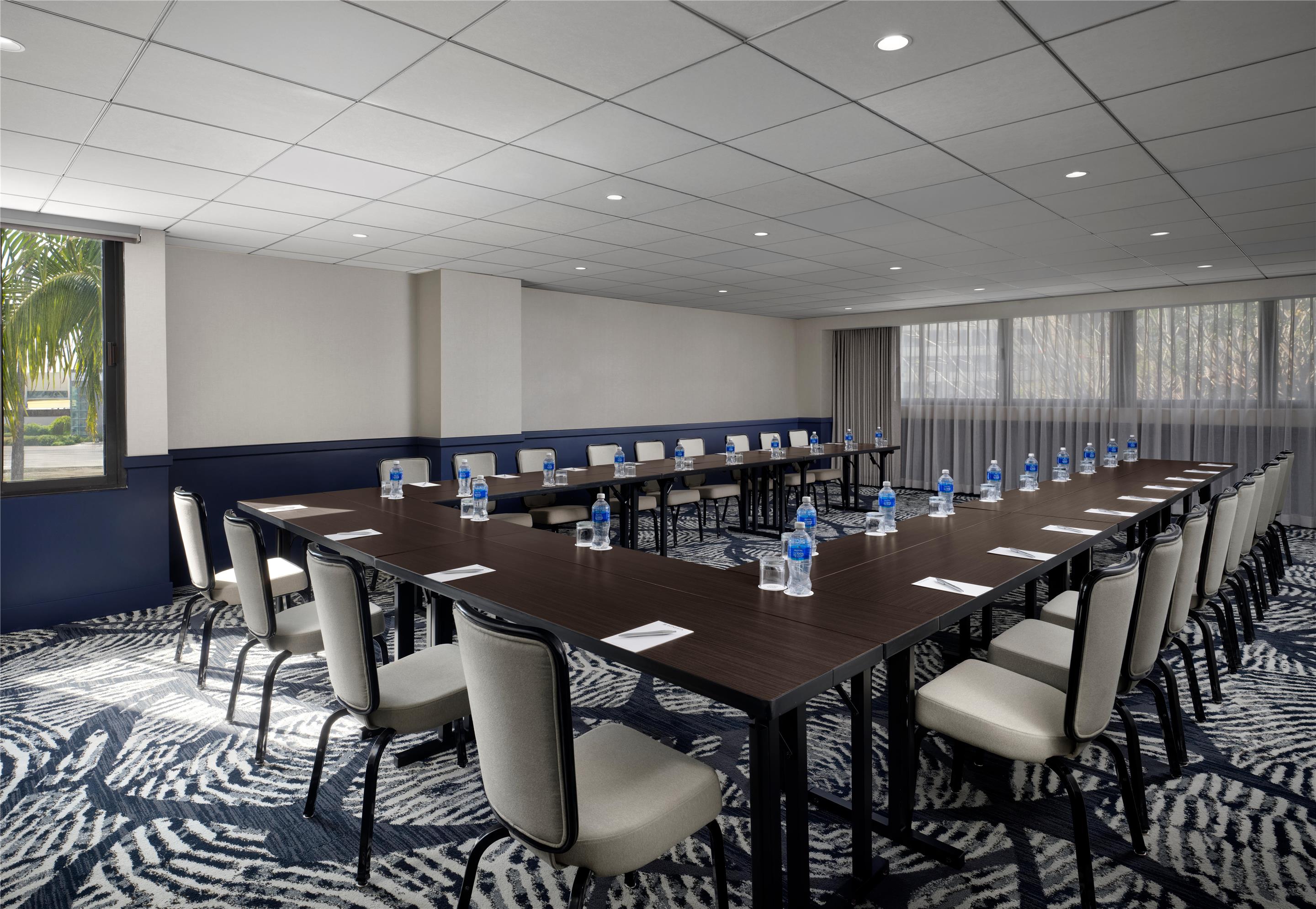 Santa Barbara U Shape | Crowne Plaza Los Angeles Airport