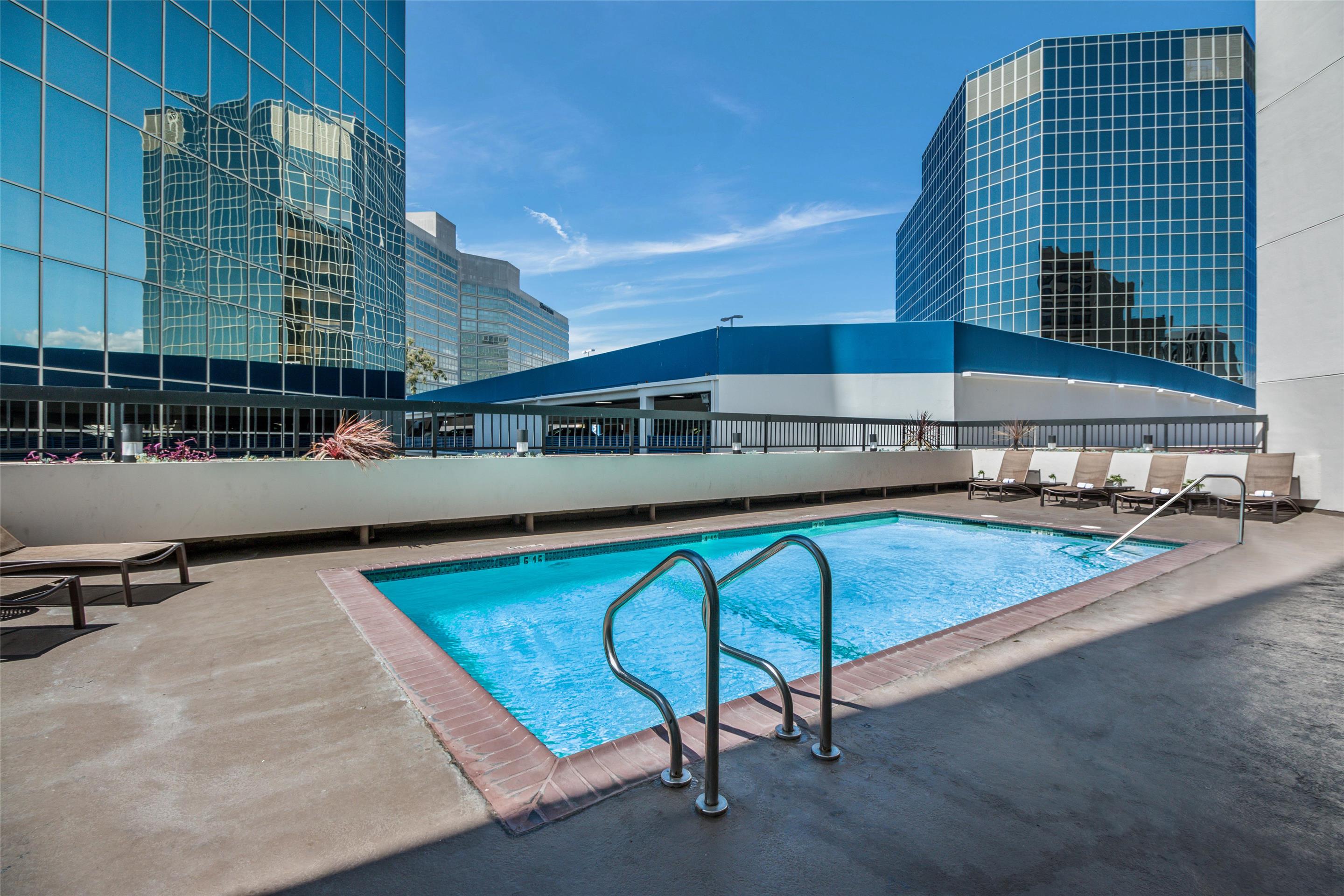Outdoor Heated Pool | Crowne Plaza Los Angeles Airport