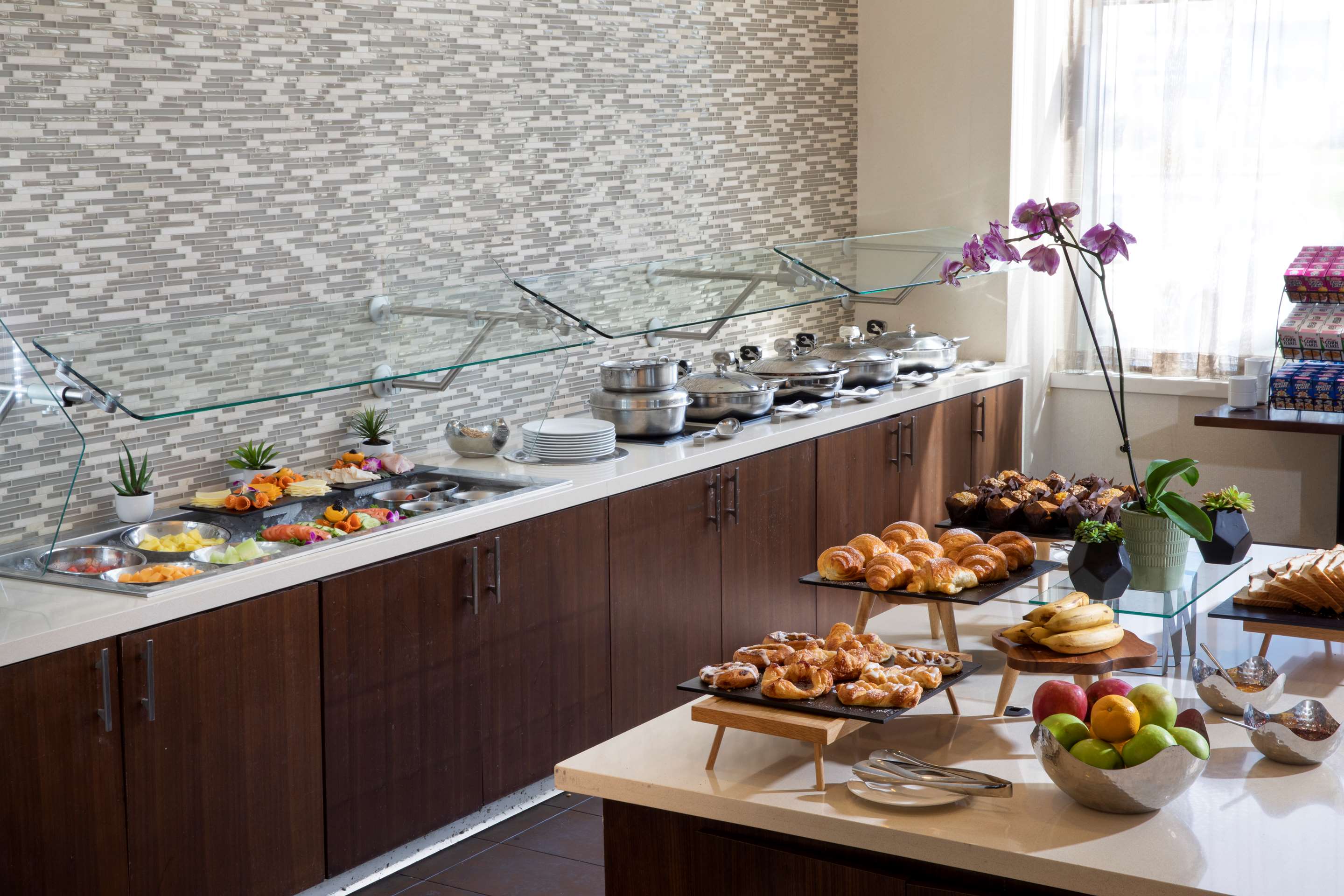SHR SanJose Dining BreakfastOfferings FullView BrightWindow