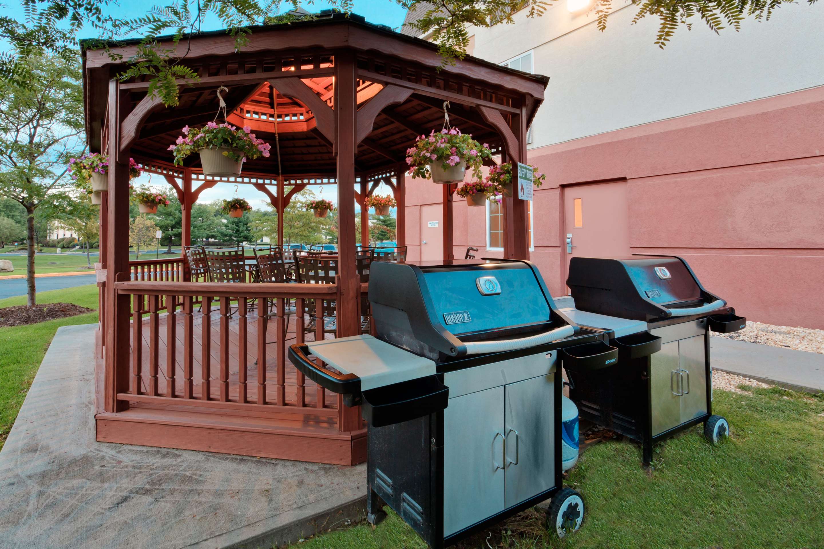 Exterior Gazebo Grill | Sonesta Simply Suites Nanuet