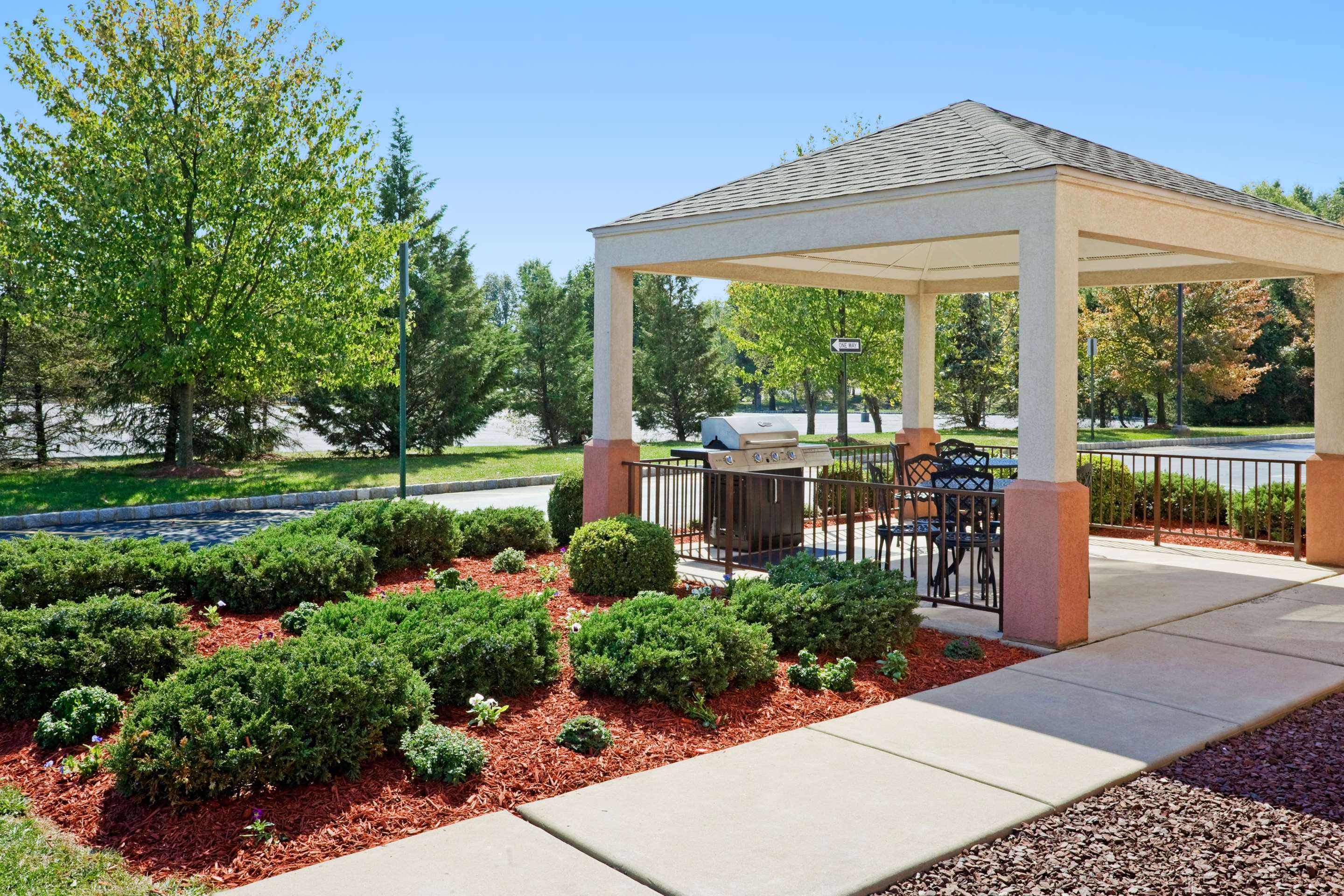 Guest Patio Grill | Sonesta Simply Suites Somerset