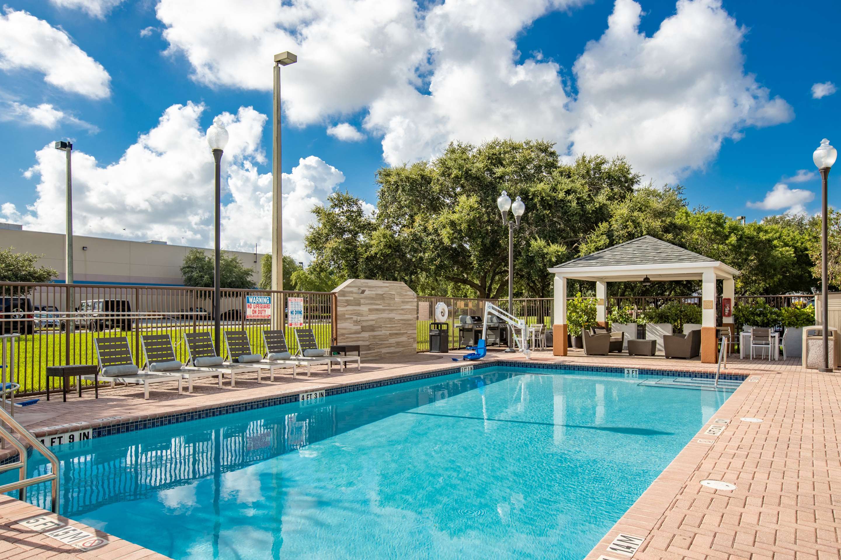Swimming Pool | Sonesta Simply Suites Miami Airport Doral