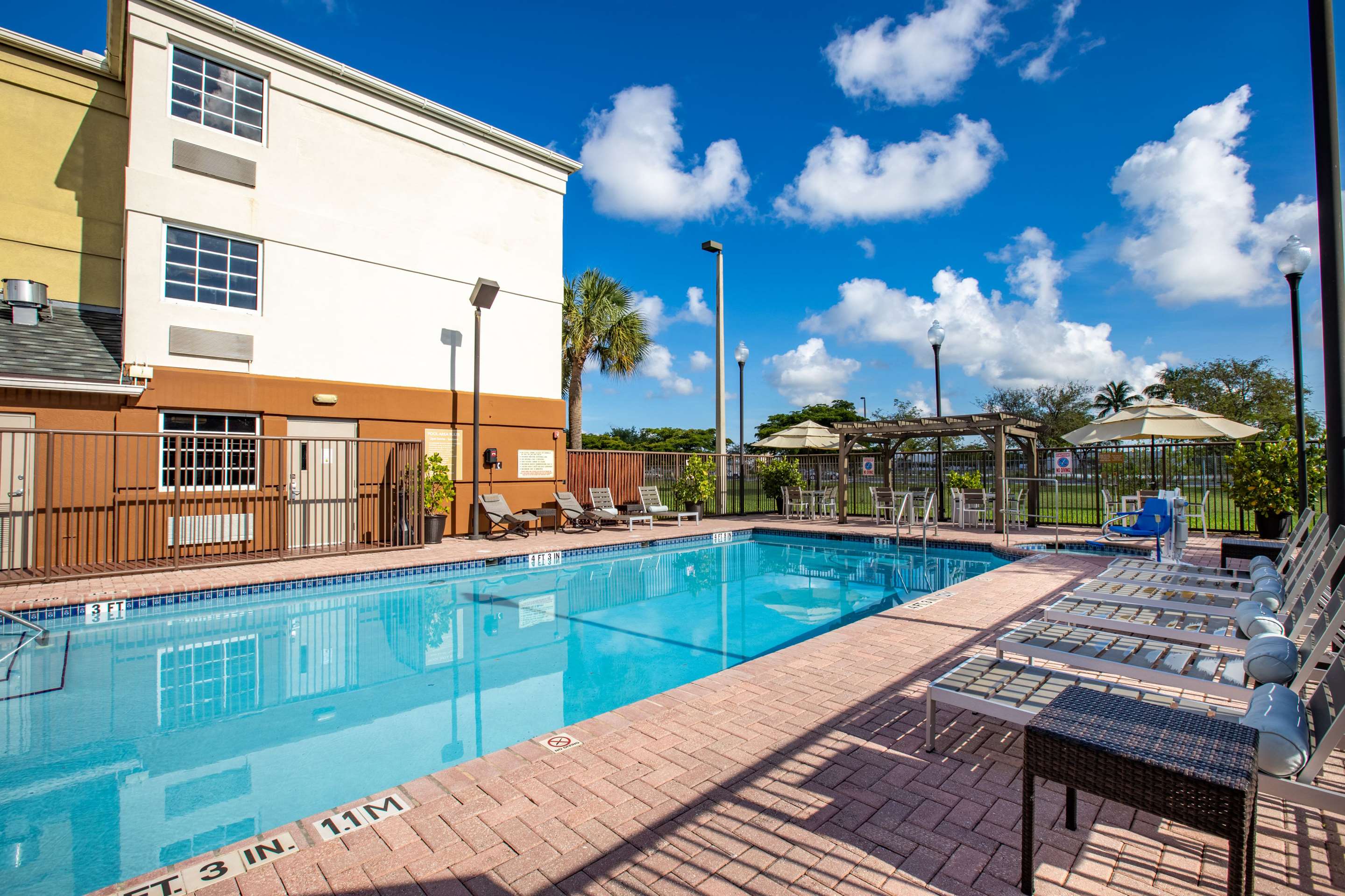 Swimming Pool | Sonesta Simply Suites Miami Airport Doral