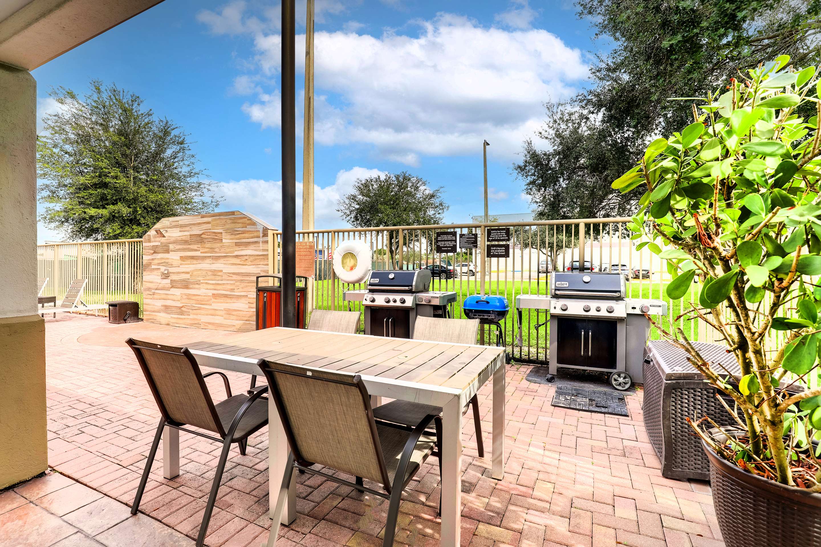 BBQ and Outdoor Patio | Sonesta Simply Suites Miami Airport Doral