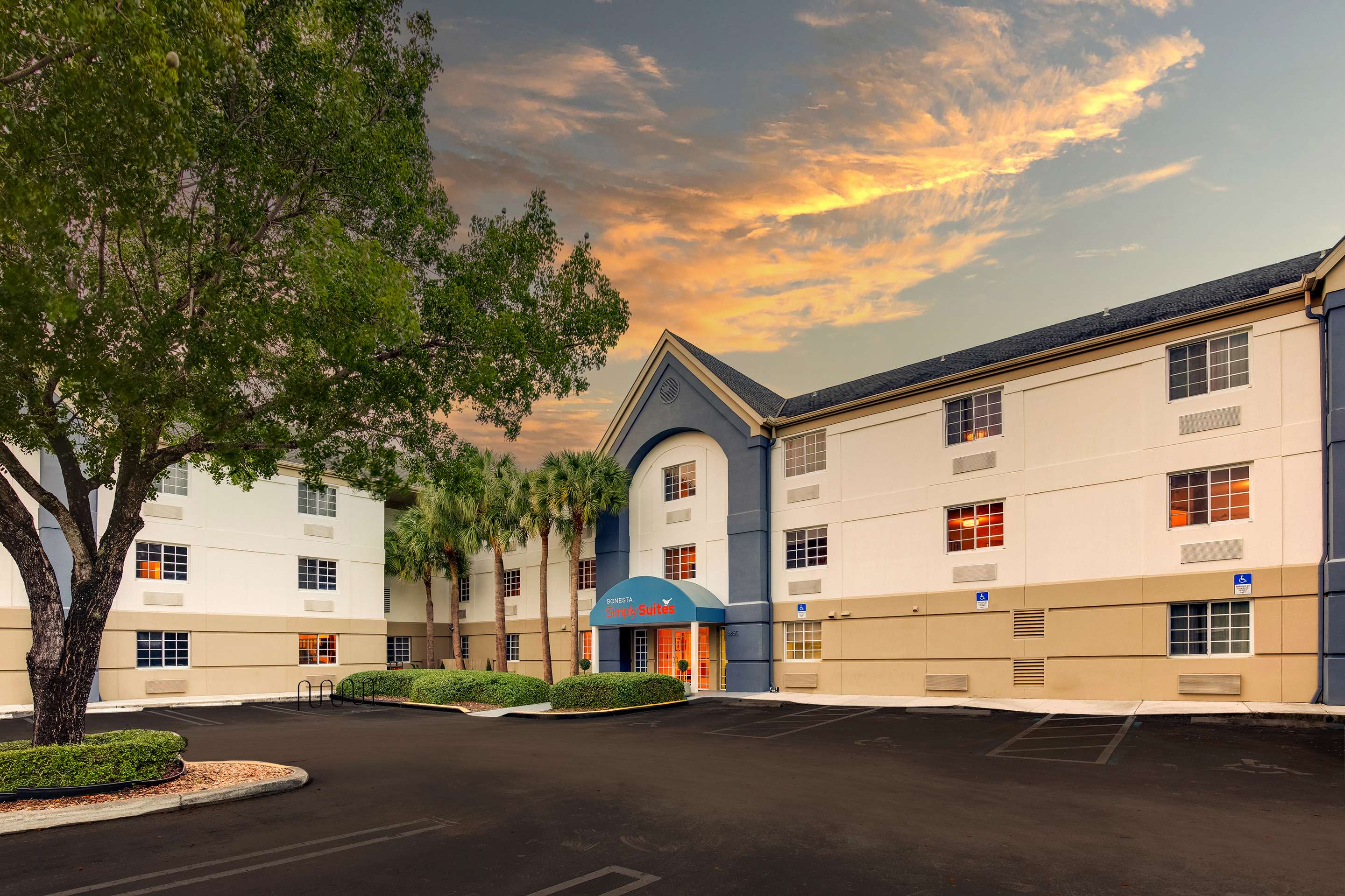 SIM MiamiAirportDoral Exterior | Sonesta Simply Suites Miami Airport Doral