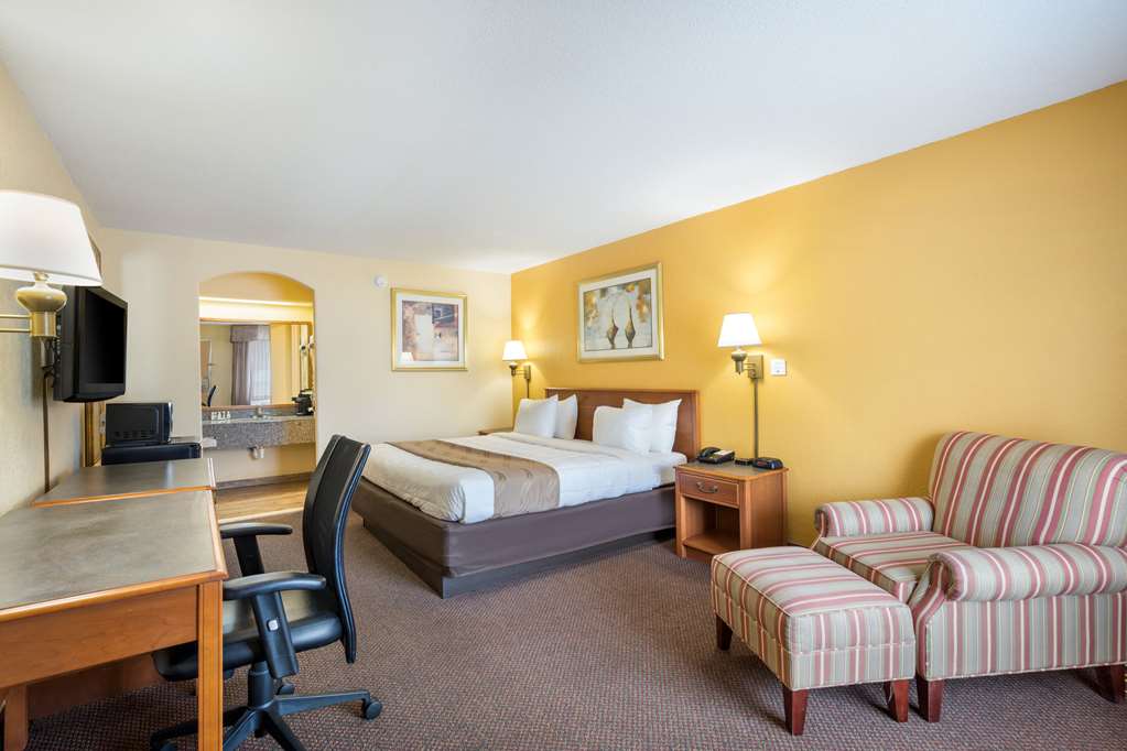 QUALITY INN WHITE SPRINGS SUWANEE-guestroom-Guest Room,On-Site.jpg