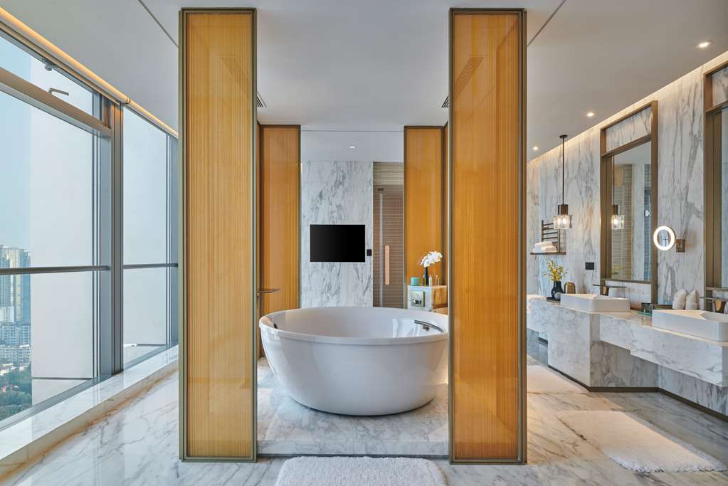HILTON LIANGJIANG NEW AREA-guestroom-Guest Room,Bathroom,On-Site.jpg