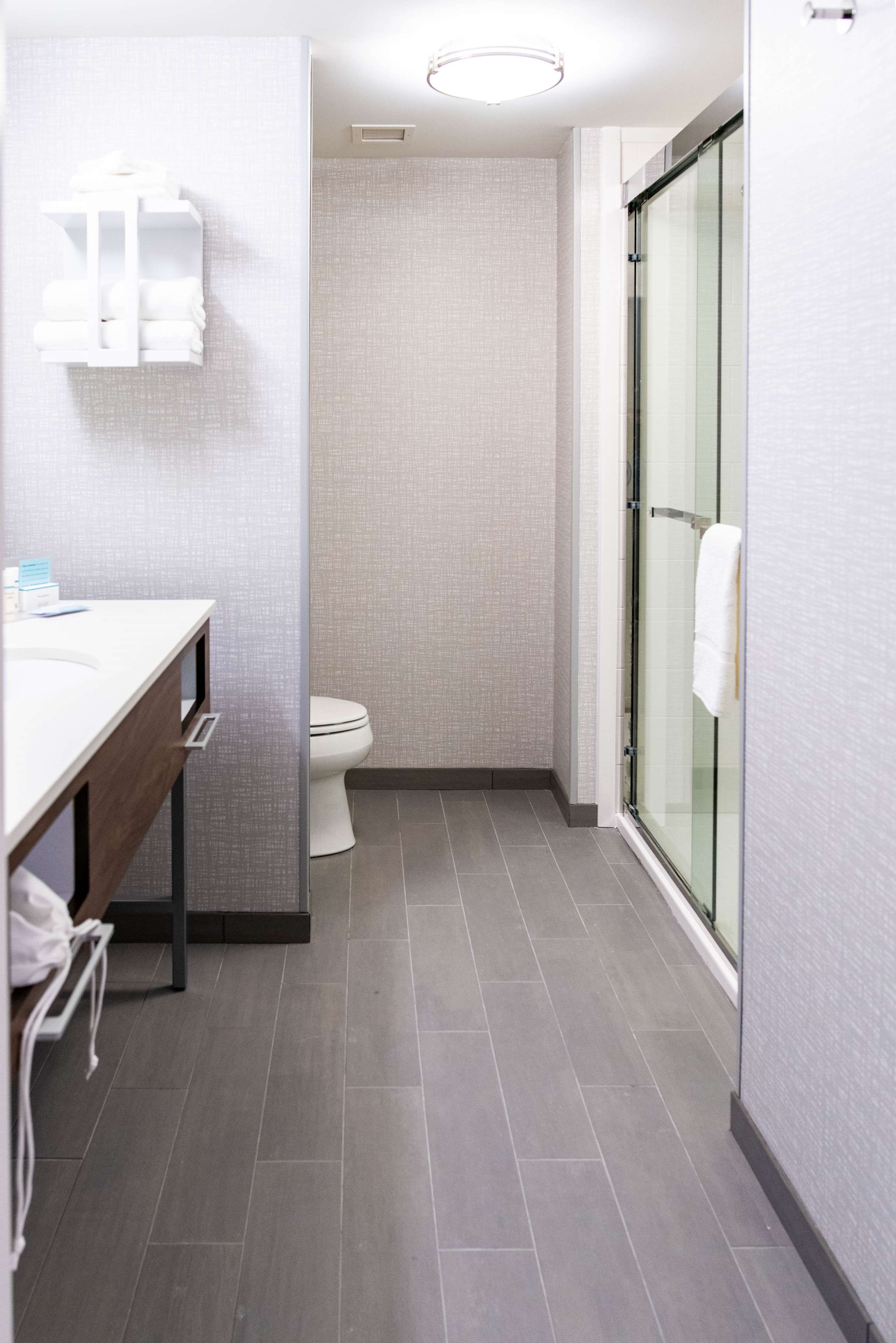 Hampton Inn Paris IL, IL Room Type - 1KG STDO MIC FRIDG WTBR NS