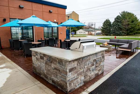 Exterior view - Hampton Inn Paris