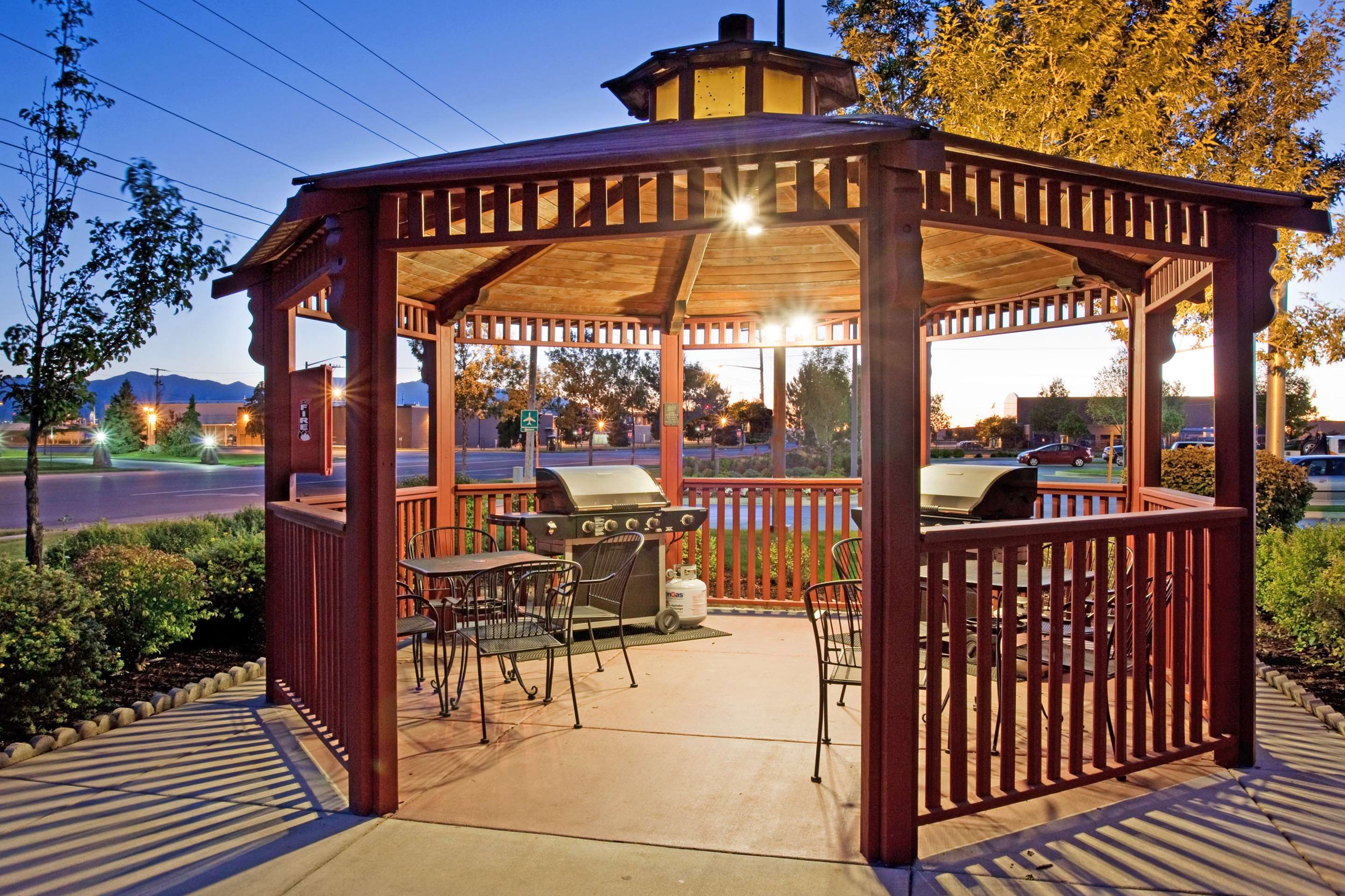Gazebo Grill | Sonesta Simply Suites Salt Lake City Airport